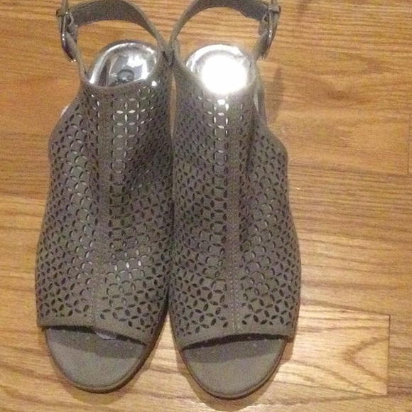 Carlos Santana Shoes - 4/$12 Adorable sandal